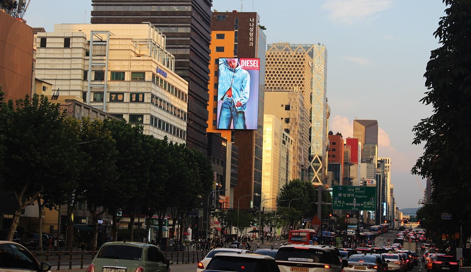 신논현역 HM빌딩 전광판 (서울시 강남구 강남대로 492) · 벽면 이용 광고(디지털)