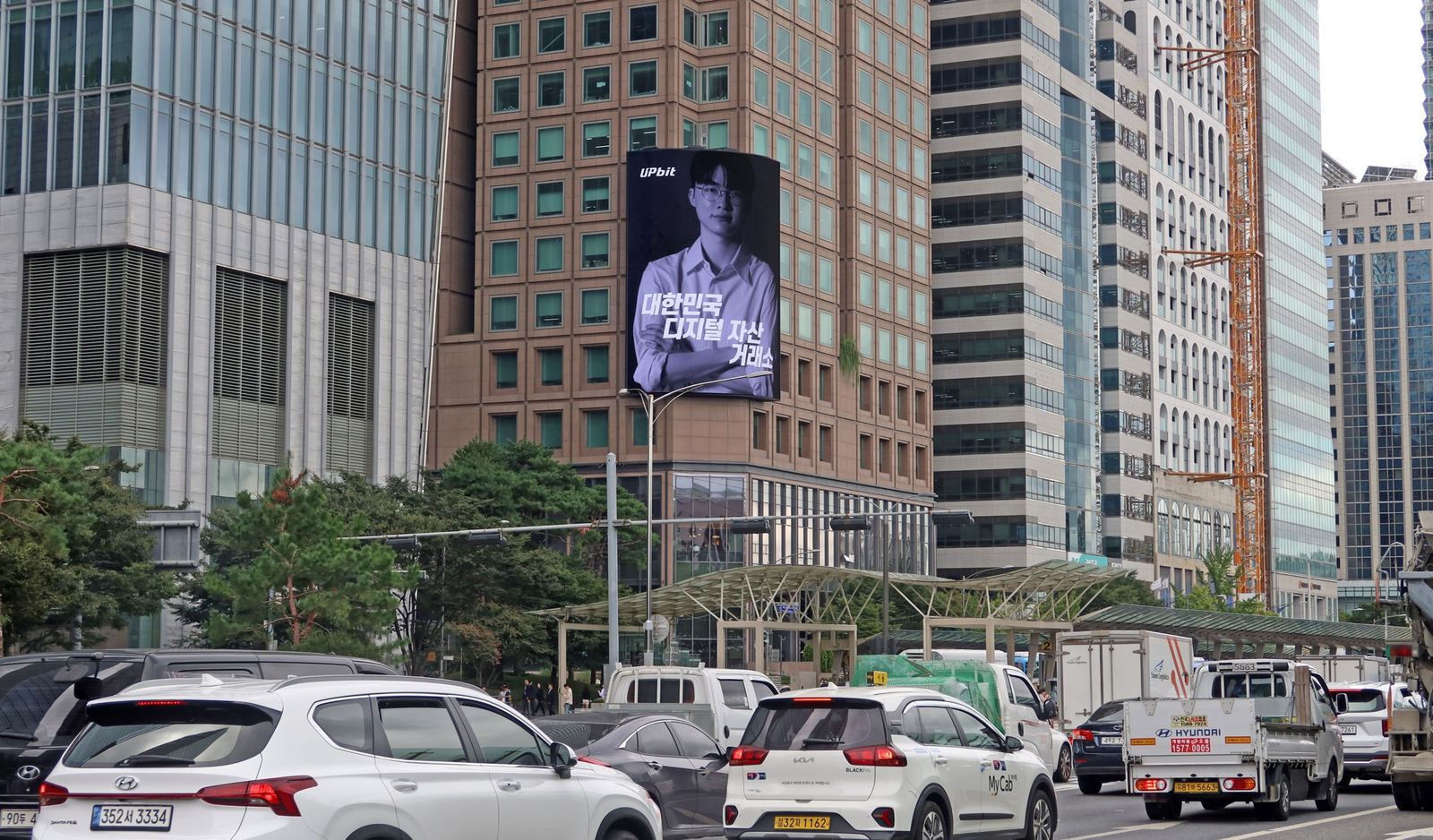 여의도 원센티널 전광판 (서울시 영등포구 여의대로 70) · 벽면 이용 광고(디지털)